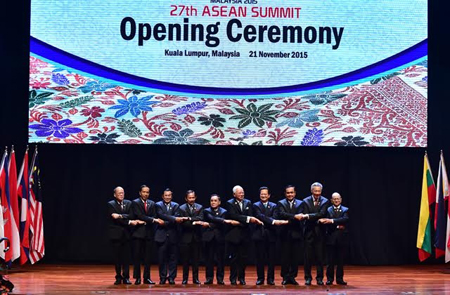 Các nhà lãnh đạo 10 nước ASEAN cùng thống nhất hình thành Cộng đồng ASEAN 2015.